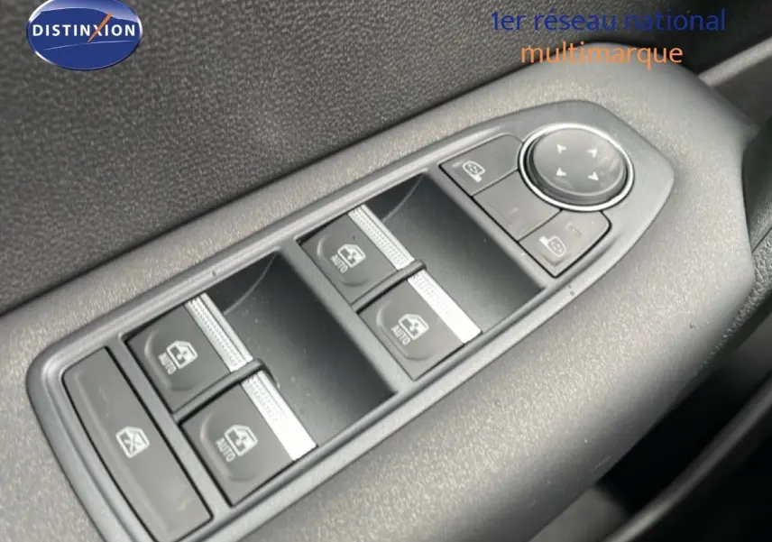 Gros plan sur les commandes de lève-vitres et rétroviseurs côté conducteur du Renault Captur noir étoile métal 2025.