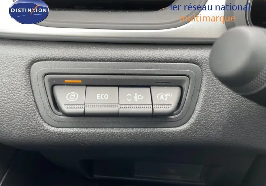 Gros plan sur les boutons de commande du tableau de bord du Renault Captur noir étoile métal, avec fonction ECO activée.