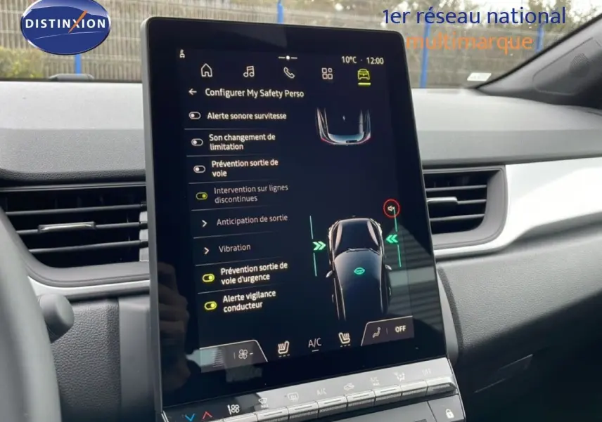 Écran tactile central affichant les aides à la conduite dans l’habitacle du Renault Captur noir étoile métal, vue de face.