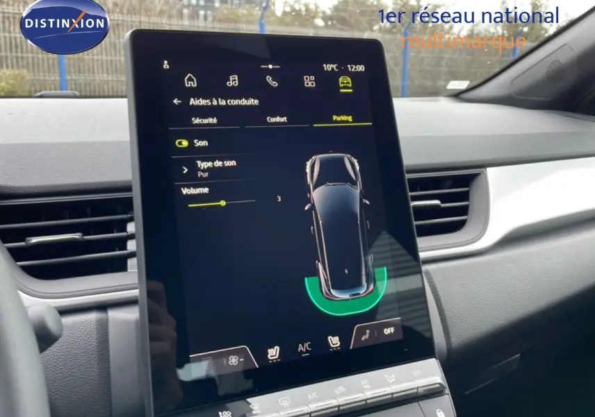 Écran tactile central du tableau de bord du Renault Captur 2025, affichant les aides à la conduite en mode parking.
