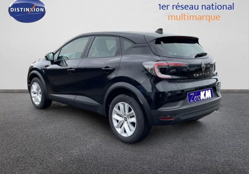 Renault Captur noir étoile métal en 3/4 arrière droit, avec feux arrière LED et jantes argentées visibles.