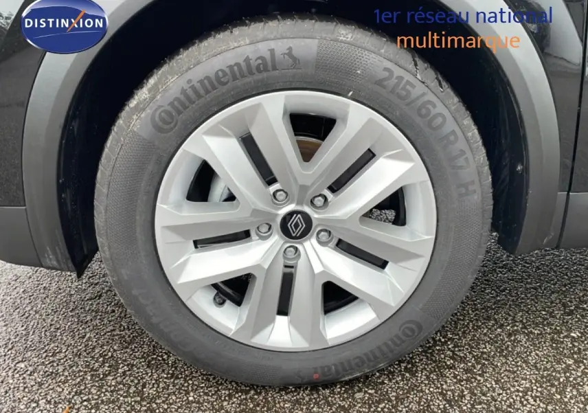 Gros plan sur la roue avant droite d'un Renault Captur noir étoile métal avec jante alliage et pneu Continental.