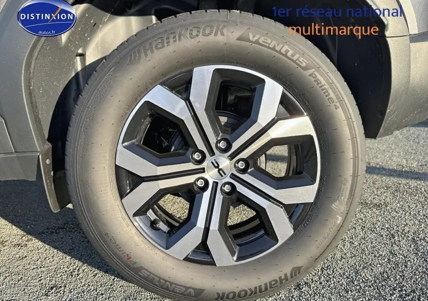 Gros plan sur la jante alu noire et grise du Dacia Duster gris schiste, avec pneu Hankook Ventus Prime 4 visible.