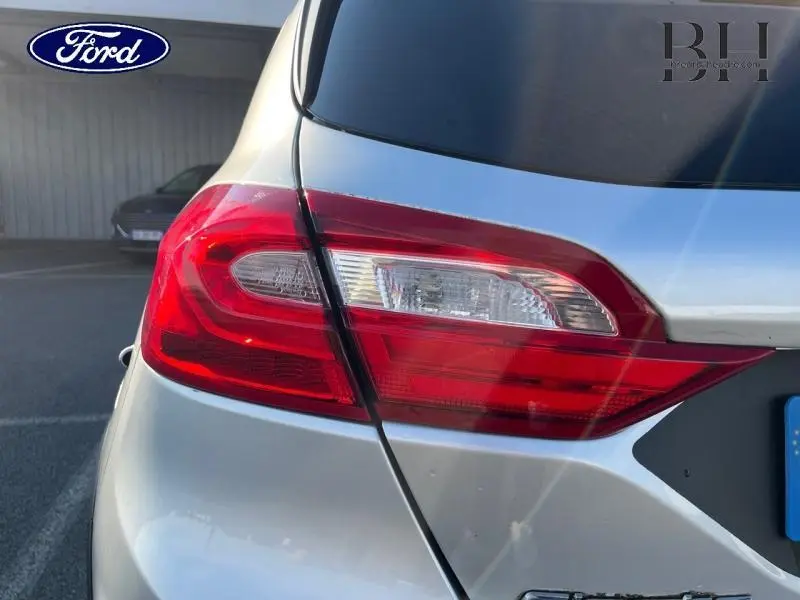 Gros plan sur le feu arrière droit d'une Ford Fiesta gris lunaire, mettant en valeur les lignes modernes du hayon.