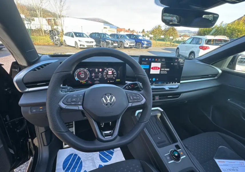 Vue intérieure centrée sur le volant cuir multifonctions et tableau de bord digital du Volkswagen T-Roc noir ebène 2026.
