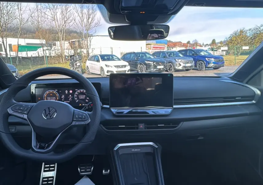 Vue intérieure avant du Volkswagen T-Roc 2026 noir ebène, avec tableau de bord digital et écran central tactile.
