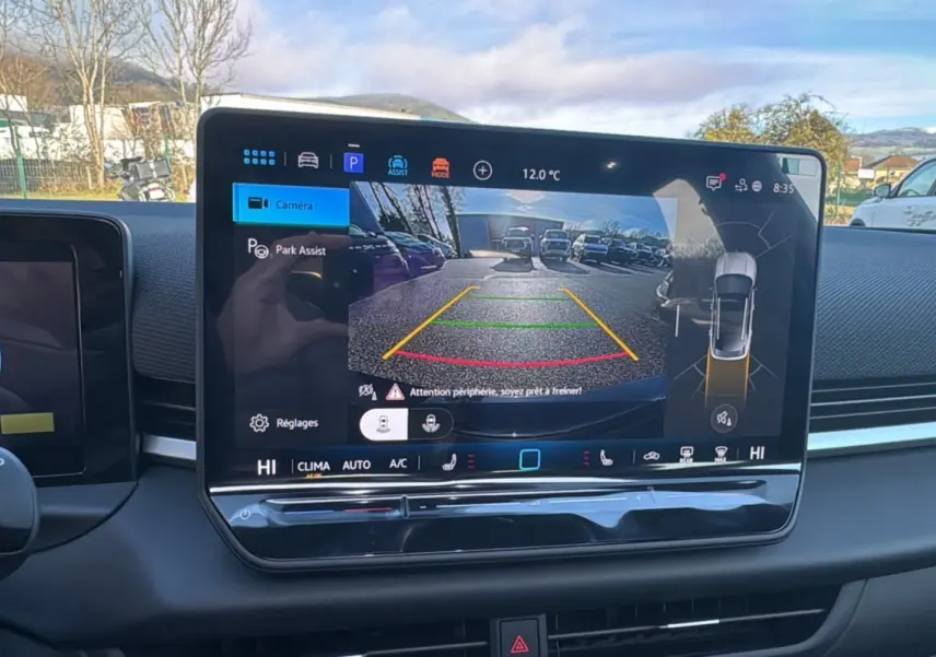 Écran tactile intérieur du Volkswagen T-Roc 2026 montrant la caméra de recul et l'assistance au stationnement.