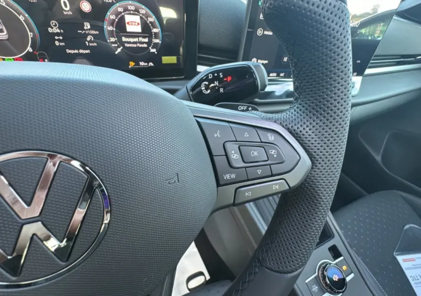 Gros plan sur le volant cuir perforé du Volkswagen T-Roc 2026 avec commandes multifonctions et tableau de bord digital.