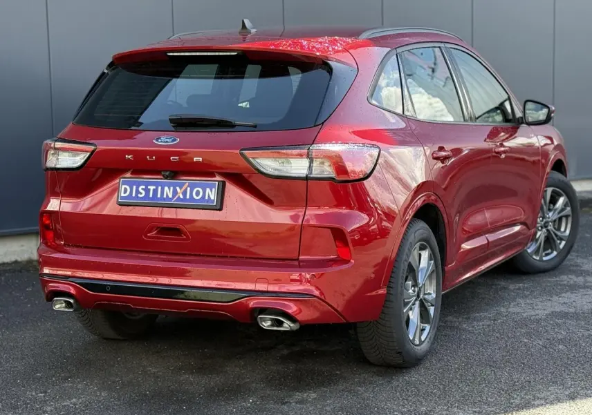 Vue 3/4 arrière droite du Ford Kuga 2.0 EcoBlue rouge Lucifer avec double sortie d’échappement et jantes alliage 18 pouces.