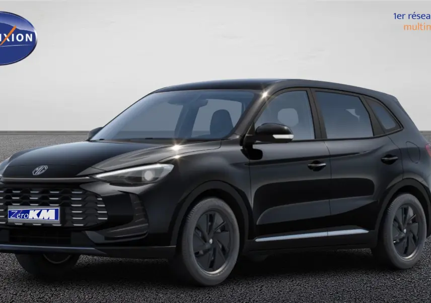Vue 3/4 avant du SUV MG ZS 2025 Pebble Black avec calandre noire et jantes acier 16 pouces à enjoliveurs noirs.
