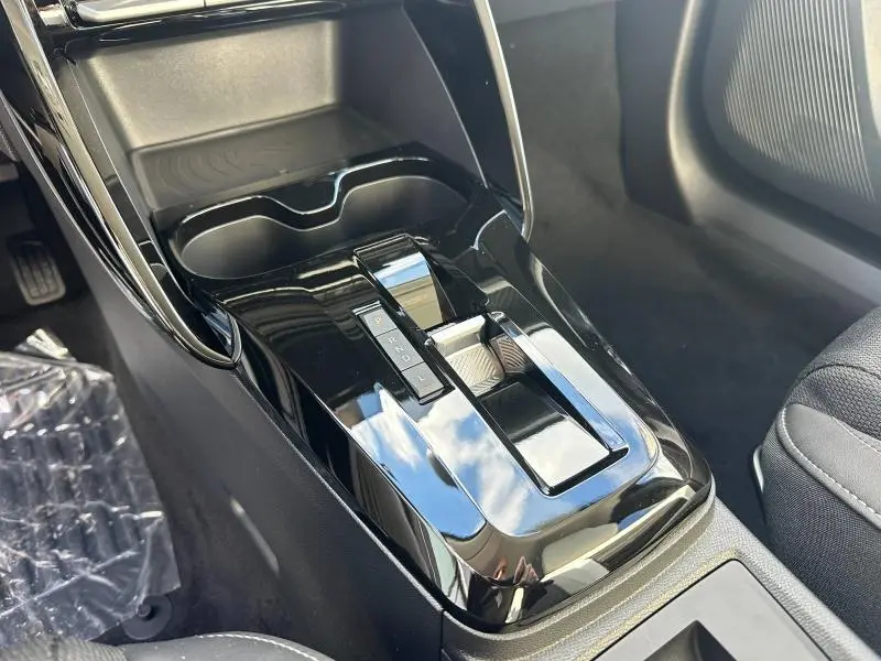 Vue rapprochée de la console centrale noire brillante avec levier de vitesse automatique de la Citroën C3 Aircross 2026.