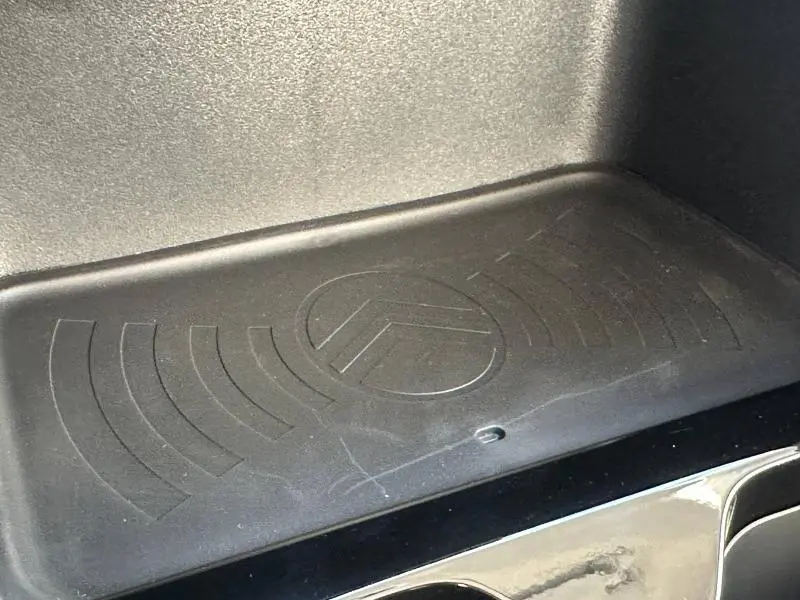 Détail du tapis de coffre noir avec logo Citroën embossé, intérieur du Citroën C3 Aircross 2026.