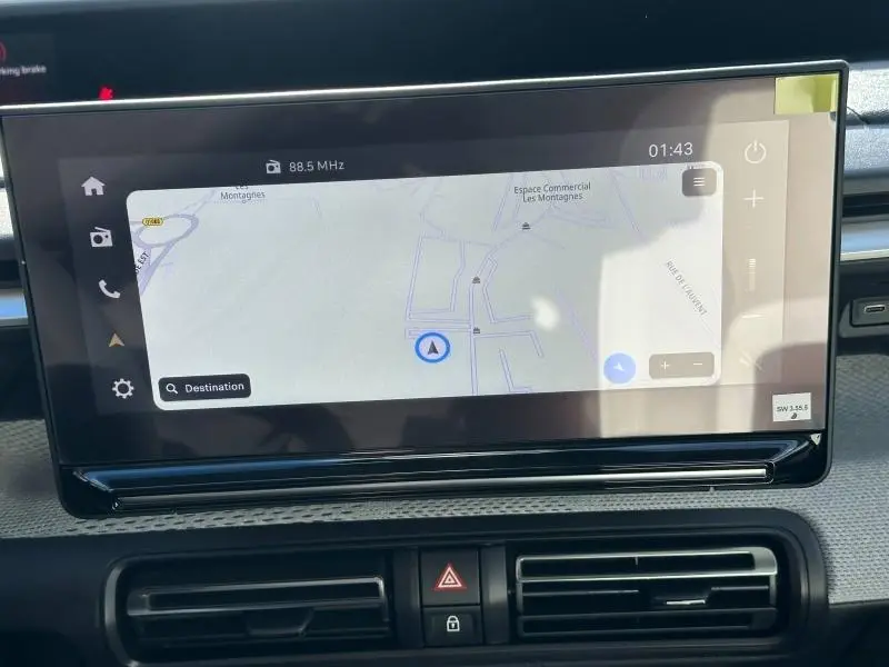 Écran tactile central affichant la navigation GPS dans l’habitacle d’une Citroën C3 Aircross noir, vue de face.