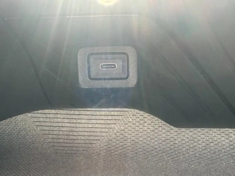 Détail du port USB-C intégré dans le coffre du Citroën C3 Aircross noir, vue rapprochée du plancher.