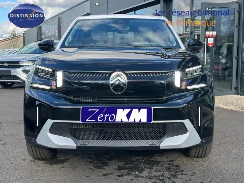 Vue frontale d'un Citroën C3 Aircross noir 2026 avec phares LED verticaux et calandre noire brillante.