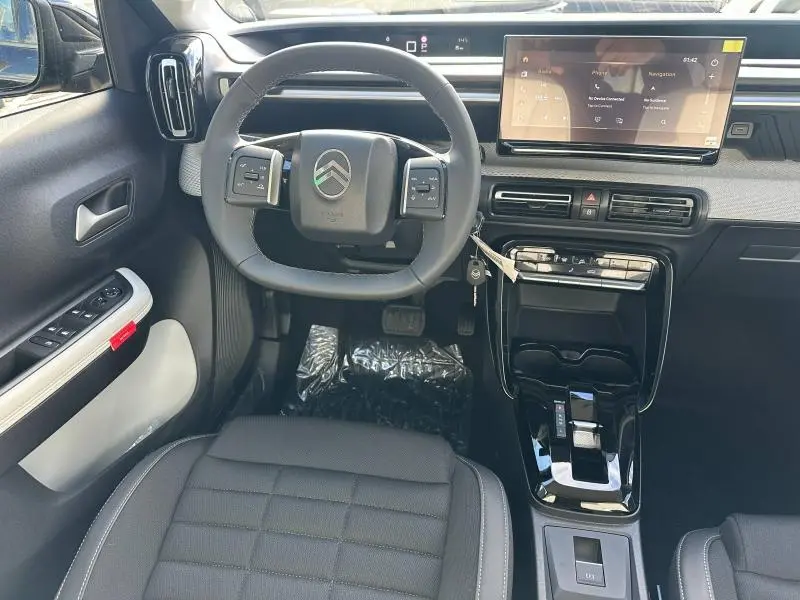 Vue intérieure avant du Citroën C3 Aircross noir, volant multifonction et écran tactile central lumineux.