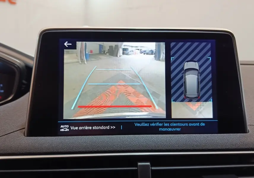 Écran tactile intérieur montrant la caméra de recul et l’aide au stationnement du Peugeot 3008 bleu.