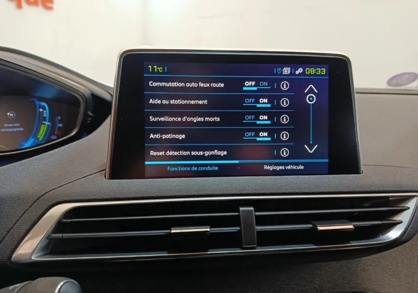 Écran tactile central du tableau de bord du Peugeot 3008 bleu, affichant les réglages d’aide à la conduite.