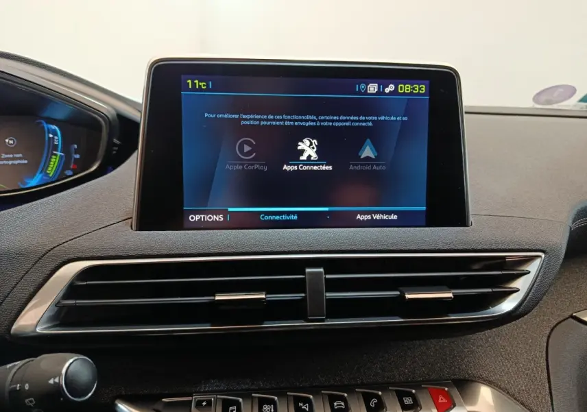Écran tactile central affichant Apple CarPlay et Android Auto sur tableau de bord Peugeot 3008 bleu, vue intérieure frontale.