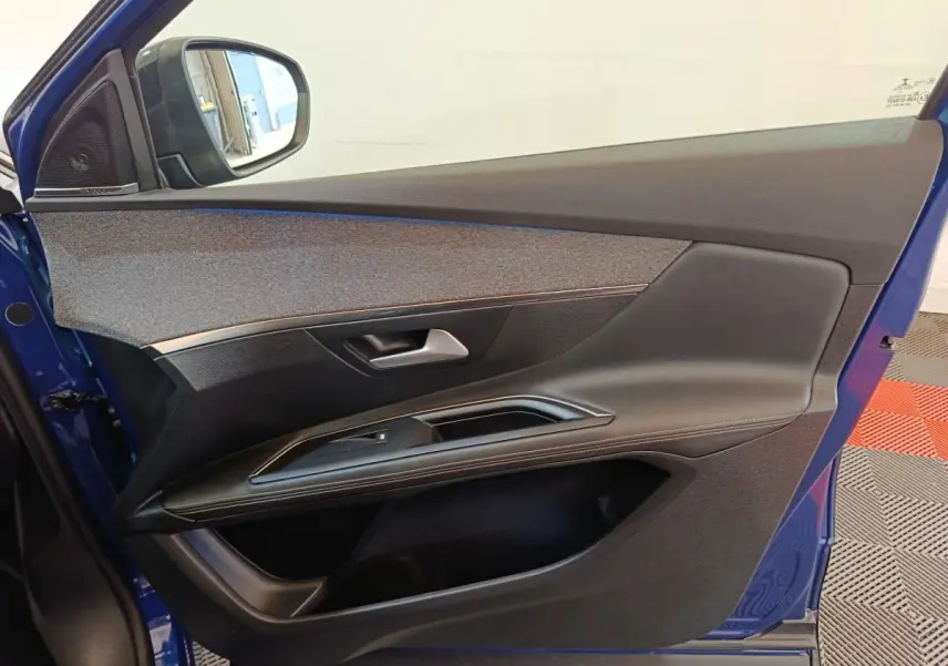 Vue intérieure de la porte avant gauche bleu du Peugeot 3008 1.6 Hybrid 225 GT Pack avec garniture noire et grise.