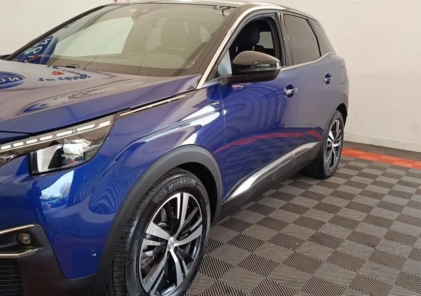 Vue 3/4 avant droit d’un Peugeot 3008 bleu hybride rechargeable avec jantes alliage et rétroviseurs noirs.