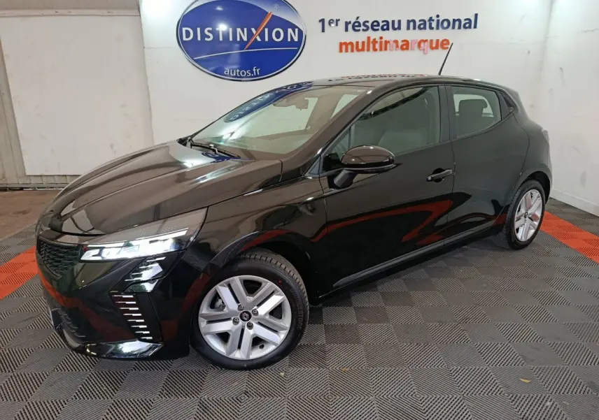 Renault Clio Evolution Blue dCi 100 noire vue en 3/4 avant droit, avec phares LED et jantes alliage visibles.