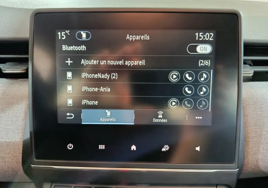 Écran tactile central de la Renault Clio Evolution Blue dCi 100 2025 affichant le menu Bluetooth en intérieur.
