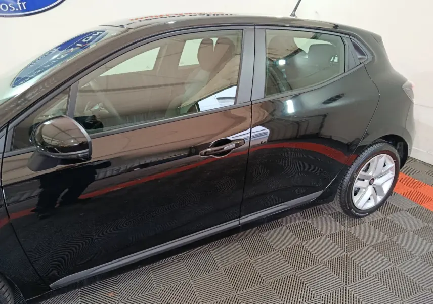 Vue latérale droite d'une Renault Clio noire 2025, mettant en valeur la carrosserie lisse et les jantes alliage.