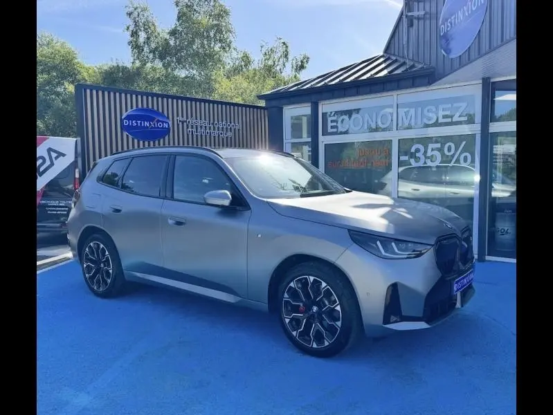 BMW X3 xDrive20 M Sport gris métallisé vu de 3/4 avant droit avec jantes sport et freins rouges M Sport.