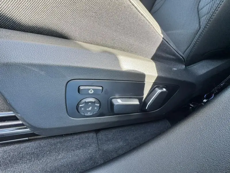 Vue rapprochée des commandes électriques du siège conducteur en Alcantara noir du BMW X3 xDrive20 2024.
