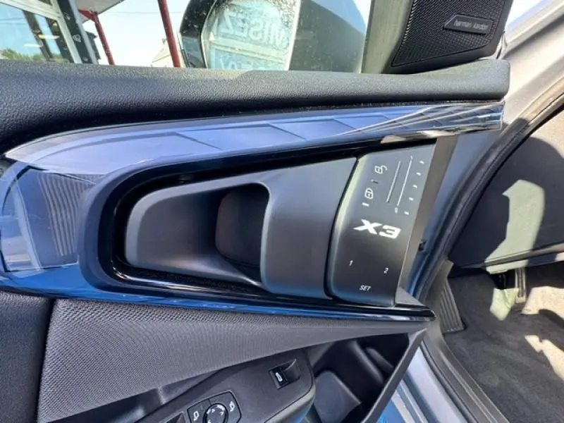 Poignée intérieure côté conducteur de BMW X3 xDrive20 M Sport 2024 en BMW Ind Frozen Pure Grey avec commandes mémoire sièges.