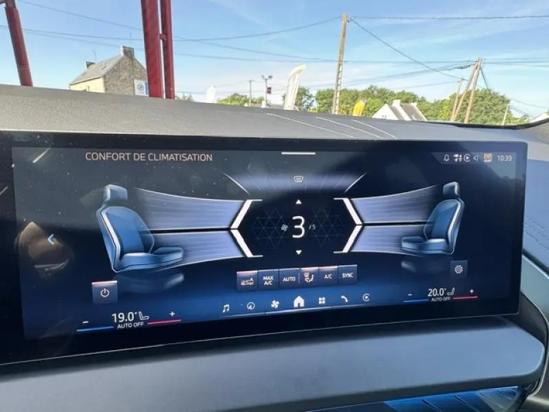 Écran tactile intérieur du BMW X3 2024 affichant le réglage de la climatisation avec visualisation des sièges avant.