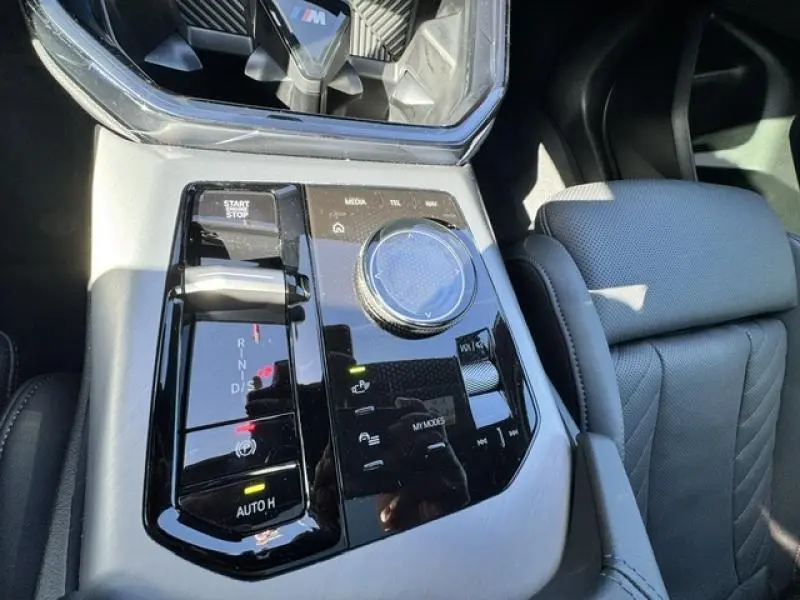 Vue rapprochée de la console centrale noire brillante et levier de vitesses du BMW X3 xDrive20 M Sport 2024.