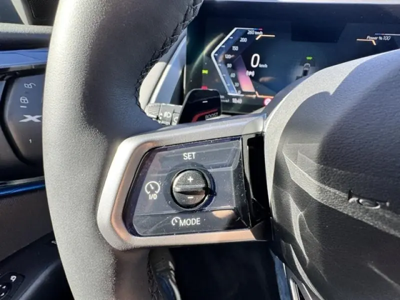 Gros plan sur la commande multifonction gauche du volant cuir du BMW X3 xDrive20 M Sport 2024 en Alcantara noir.