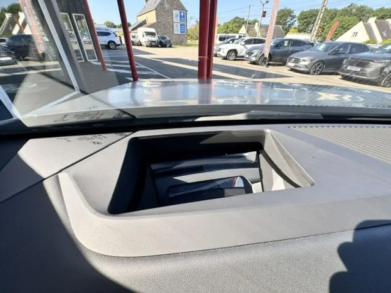 Vue intérieure du tableau de bord de la BMW X3 xDrive20 M Sport 2024, mettant en valeur l'écran escamotable.