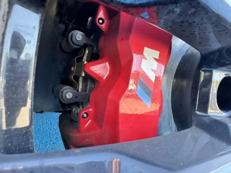 Gros plan sur l’étrier de frein rouge M Sport visible à travers la jante d’un BMW X3 xDrive20 2024 gris métallisé.