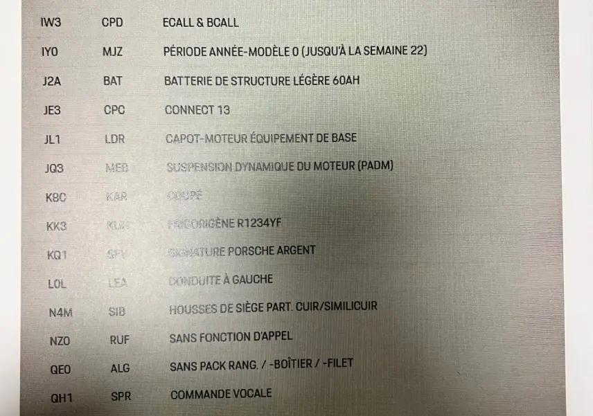 Vue de profil côté gauche d'une Porsche 911 Carrera S 2019 en argent GT avec jantes RS Spyder sport design.