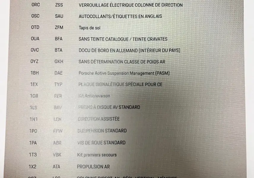 Image d'un Porsche 911 (992) Coupe 3.0 450 Carrera S PDK argent GT vue de profil côté gauche, jantes RS Spyder visibles.