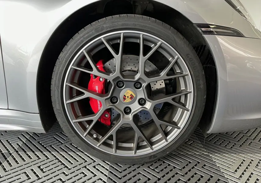 Gros plan sur la jante RS Spyder grise et l'étrier de frein rouge d'une Porsche 911 Carrera S argent GT côté arrière droit.