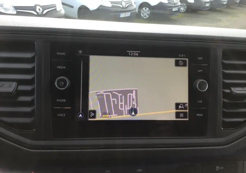 Écran tactile GPS du tableau de bord du Volkswagen Crafter Fourgon blanc, affichant une carte de navigation.