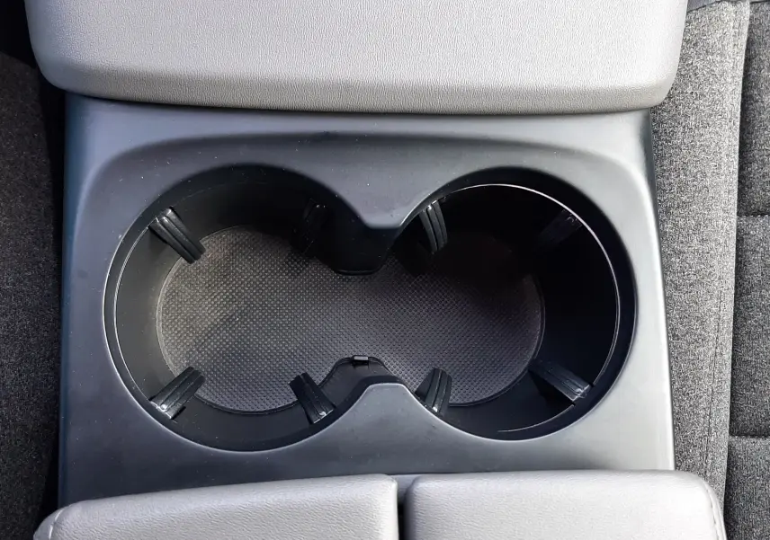 Porte-gobelets noir en gros plan au centre de la console d'une Citroën C5 Aircross 1.2 PureTech 130 Feel Pack gris Artense de 2021.