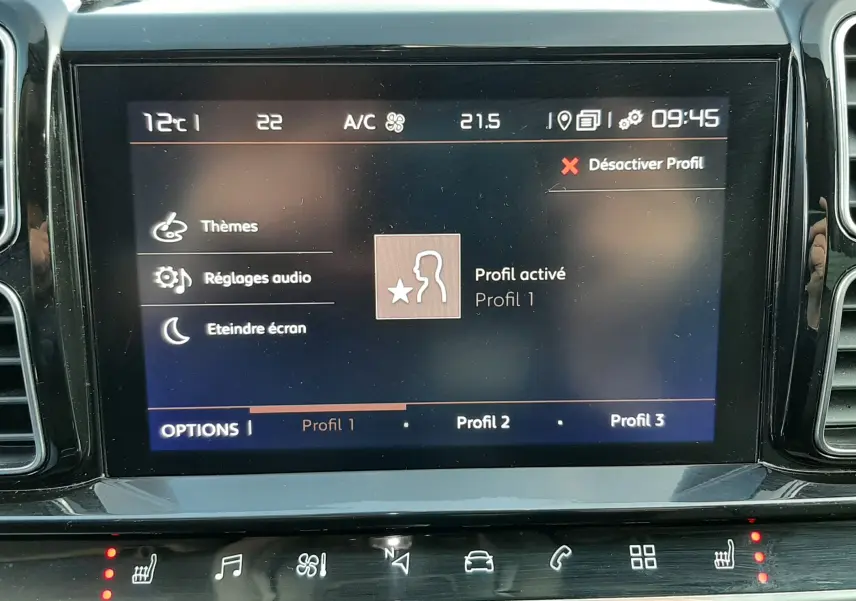 Écran tactile central du tableau de bord du Citroën C5 Aircross 2021 avec menu profil utilisateur activé.