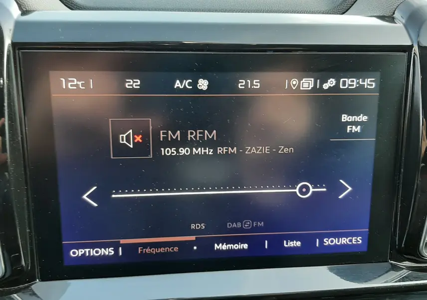 Écran tactile central du Citroën C5 Aircross 2021 affichant la radio FM et les commandes de climatisation.