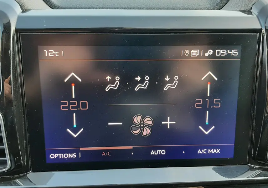 Écran tactile central du tableau de bord du Citroën C5 Aircross 2021, affichant la climatisation bi-zone en gris et noir.
