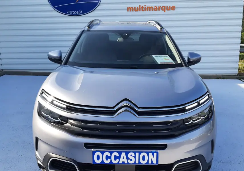 Citroën C5 Aircross gris Artense vue de face, mettant en valeur sa calandre distinctive et ses feux LED fins.