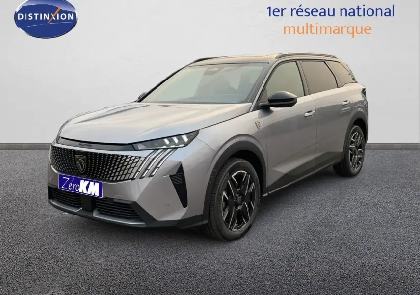 Peugeot 5008 Hybrid gris Artense métal avec toit noir, vue 3/4 avant droit soulignant sa calandre distinctive et ses jantes noires.