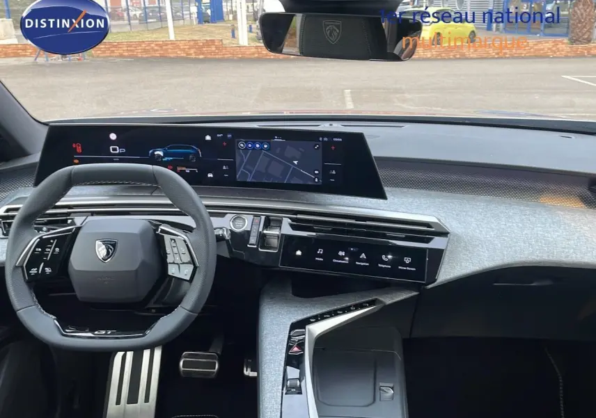 Intérieur du Peugeot 5008 Hybrid 136ch GT 2025, vue du tableau de bord et volant compact avec écran numérique panoramique.