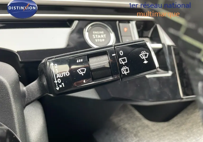 Gros plan sur la commande des essuie-glaces du Peugeot 5008 Hybrid 136ch GT, intérieur noir moderne.