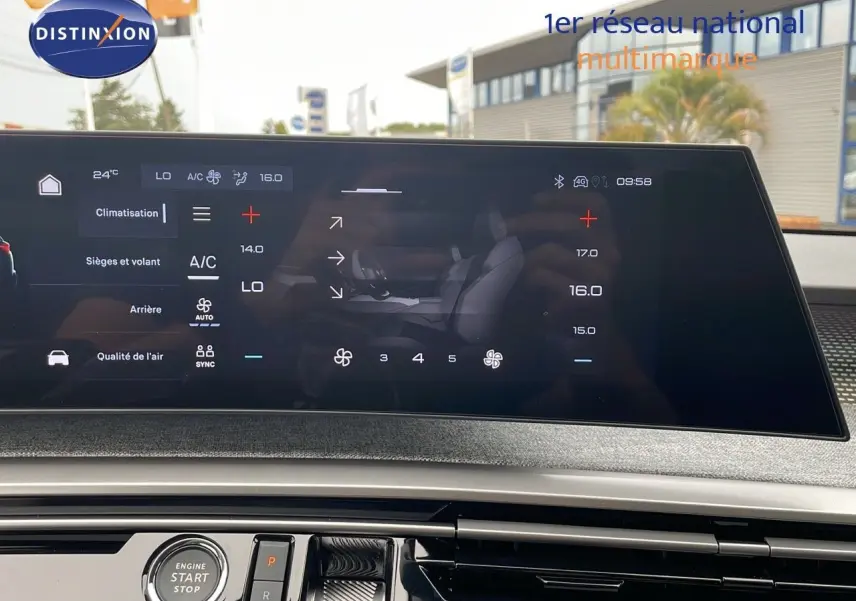 Écran tactile du tableau de bord du Peugeot 5008 Hybrid 136ch GT affichant les réglages de climatisation et sièges.
