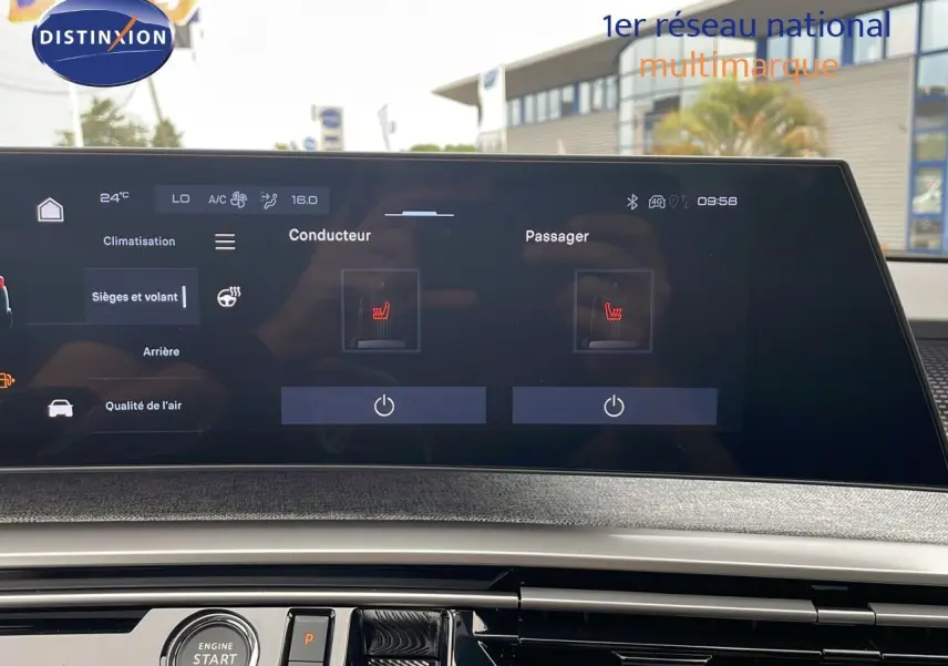 Écran tactile du tableau de bord du Peugeot 5008 Hybrid 2025 affichant les réglages des sièges chauffants conducteur et passager.